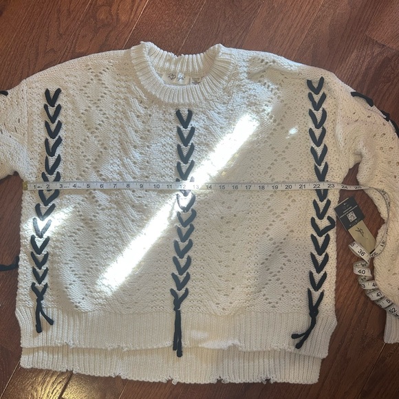 Cable Knit Sweater with laces - Picture 5 of 6